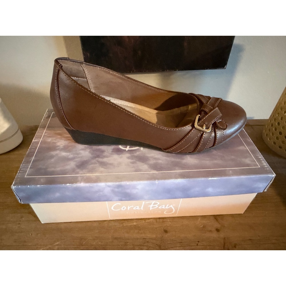 Coral Bay Collection Womens Brown Wedge‎ Pumps Shoes Buckle Detail Size 7.5 M - Picture 4 of 4